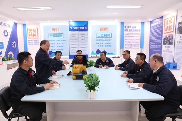 技能大師彌宏剛講解采掘車間自主研發井下清煤機工作原理_副本_副本.jpg