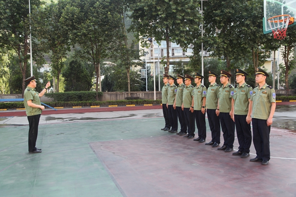 機關(guān)軍事化隊列訓(xùn)練_副本.jpg