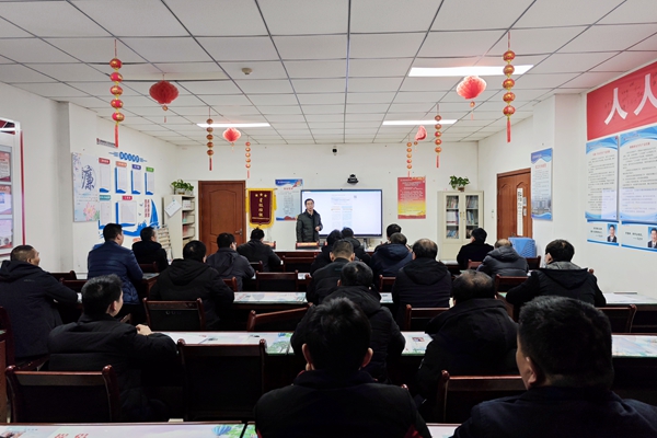 綜掘一隊(duì)黨支部組織學(xué)習(xí)_副本.jpg