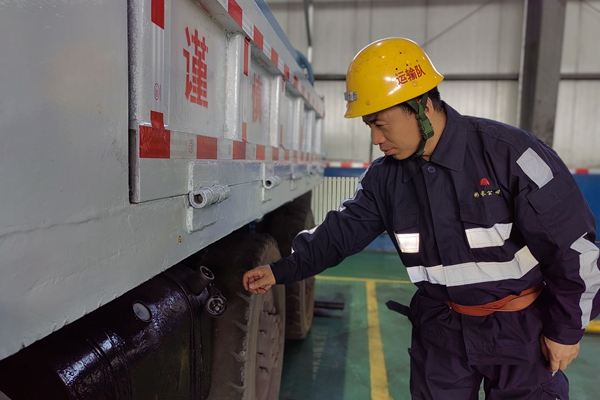 1711353186853356.jpg 技術(shù)能手排查車輛隱患_副本.jpg