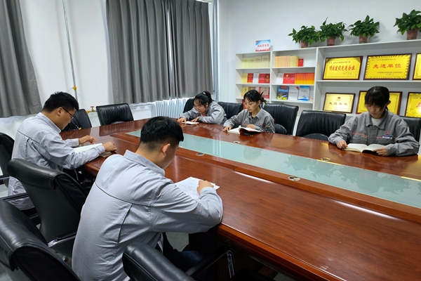 職工們讀書_副本.jpg