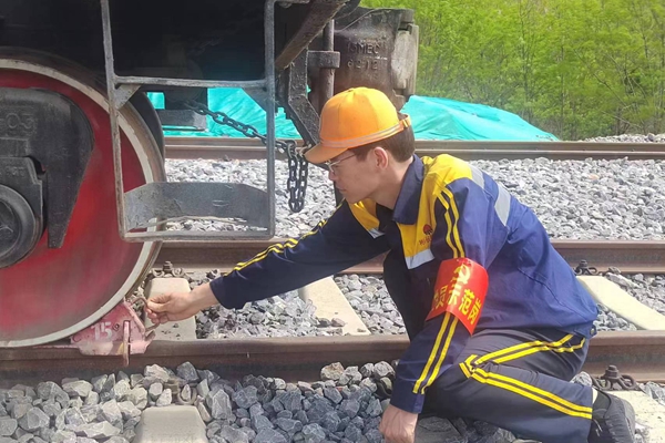 黨員示范崗（對車輛防溜措施進行檢查）_副本.jpg