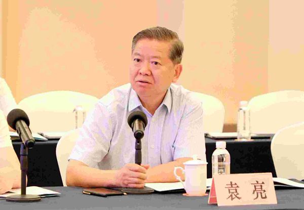 3——中國工程院院士、安徽理工大學校長袁亮主持論證環(huán)節(jié)_副本.jpg