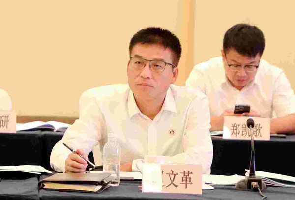 6——陜煤集團總經(jīng)理助理、陜西煤業(yè)黨委副書記、總經(jīng)理趙文革主持論證會_副本.jpg