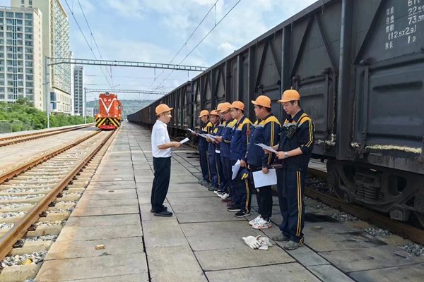 青崗員現(xiàn)場宣教.jpg