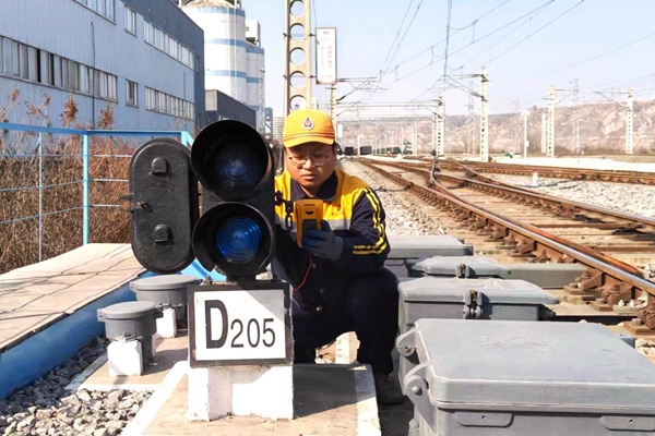 1723430594134598.jpg 鐵路信號機(jī)檢測作業(yè)_副本.jpg