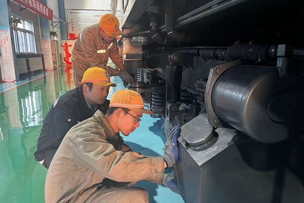 內(nèi)燃機(jī)車檢修_副本.jpg