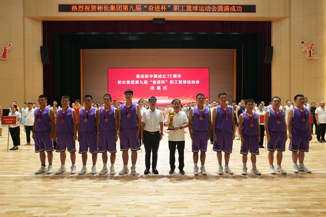 1726037523447864.jpg 公司紀委書記白峰為季軍頒獎_副本.jpg