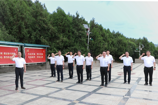 參觀紅色革命教育基地_副本.jpg