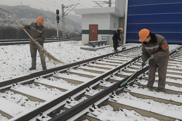 鏡頭四：青安崗員清理機庫門前積雪_副本.jpg