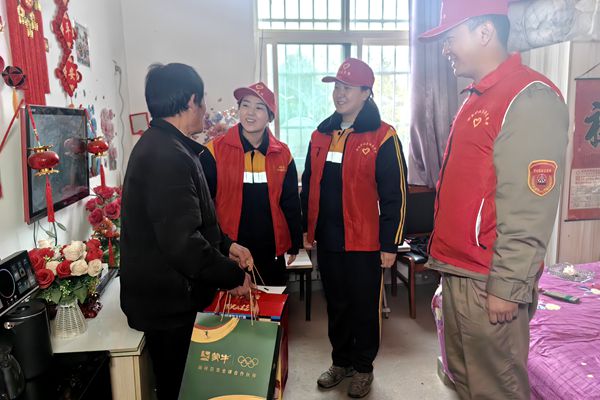 與老人親切交談_副本.jpg