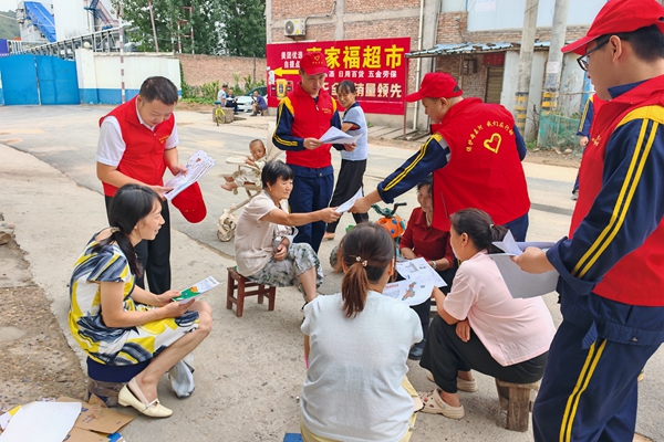 為村民講解鐵路安全法律法規_副本.jpg