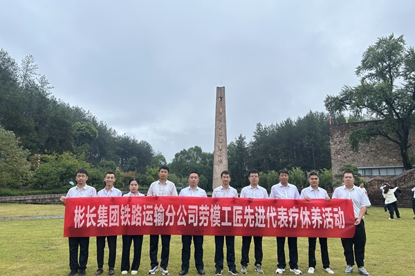 參觀革命根據(jù)地_副本.jpg