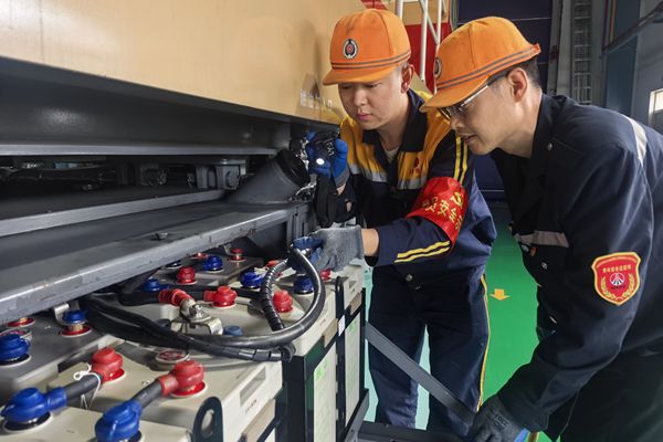 堅守機車檢修崗位2_副本.jpg