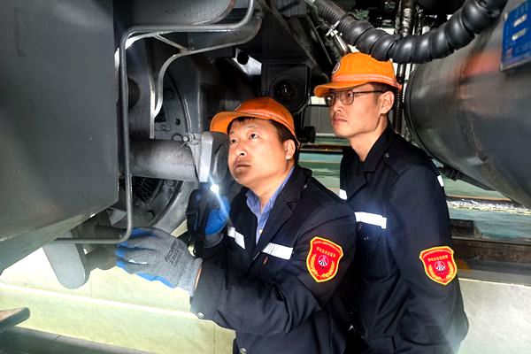 “藍工服”精檢細修保暢通.jpg