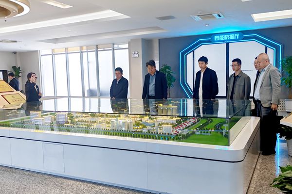 參觀智能展廳_副本.jpg