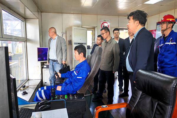 參觀智能化裝車系統_副本.jpg