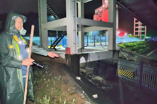 1782445650484071.jpg 雨中巡查_副本.jpg