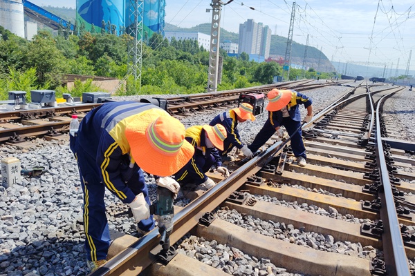 道岔連接部分接頭軌縫進行調整_副本.jpg