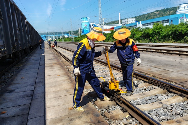 工務班組人員，對7道線路軌縫超限及瞎縫處進行調整，防止線路在高溫天氣發生漲軌跑道_副本.jpg